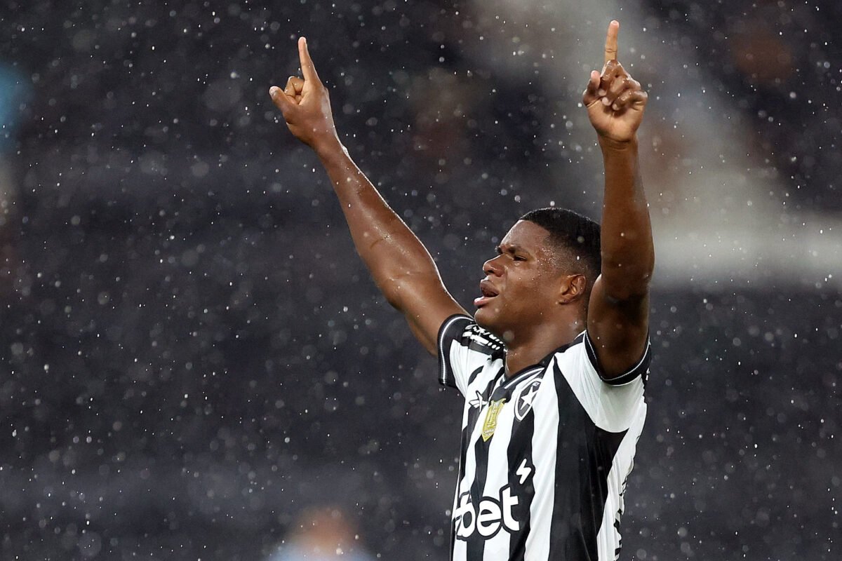 Com gol salvador no fim, Botafogo vira sobre o Sport e sobe na tabela