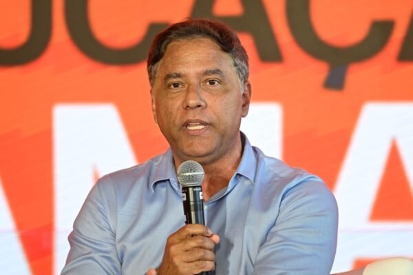 Jaime Ribeiro segurando microfone do Talk Educação do Amanhã