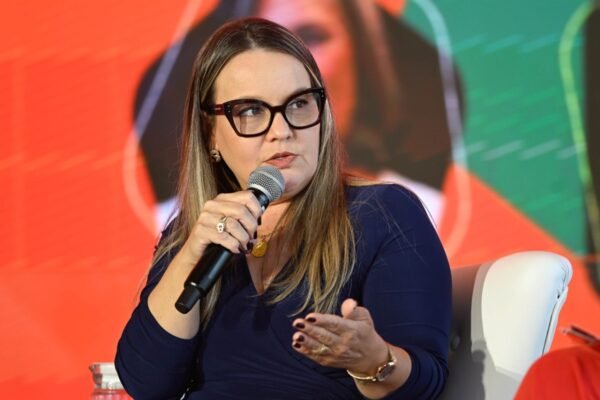 Foto colorida palestrante Laessa no Talk Educação do Amanhã