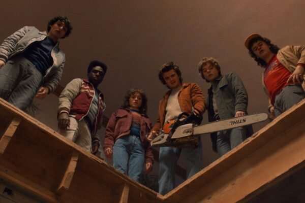 Imagem colorida de Finn Wolfhard como Mike Wheeler, Caleb McLaughlin como Lucas Sinclair, Natalia Dyer como Nancy Wheeler, Joe Keery como Steve Harrington, Charlie Heaton como Jonathan Byers e Gaten Matarazzo como Dustin Henderson em Stranger Things - Metrópoles