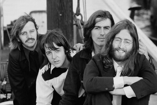 imagem em preto e branco dos Beatles para a da série The Beatles Antologia do Disney + - Metrópoles