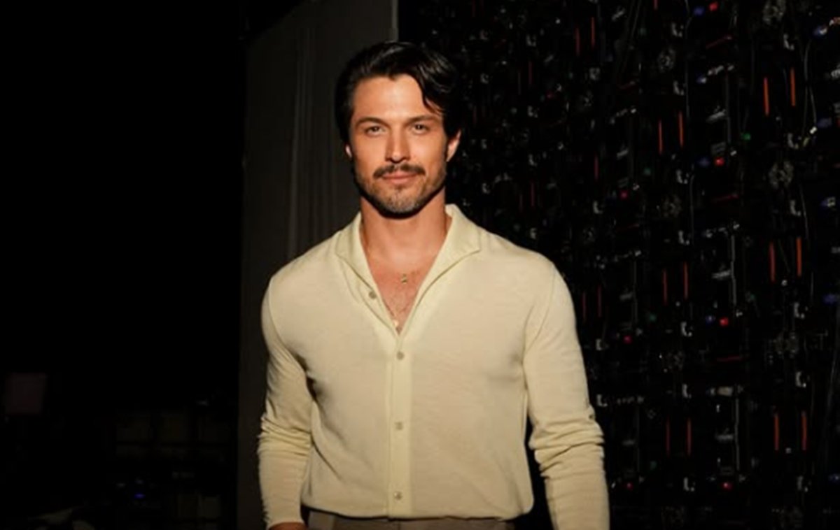 Romulo Estrela revela que usa maquiagem e toma três banhos por dia