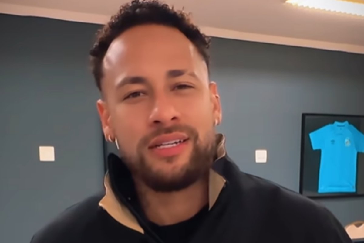 Neymar reage após comentário de fã sobre sua família