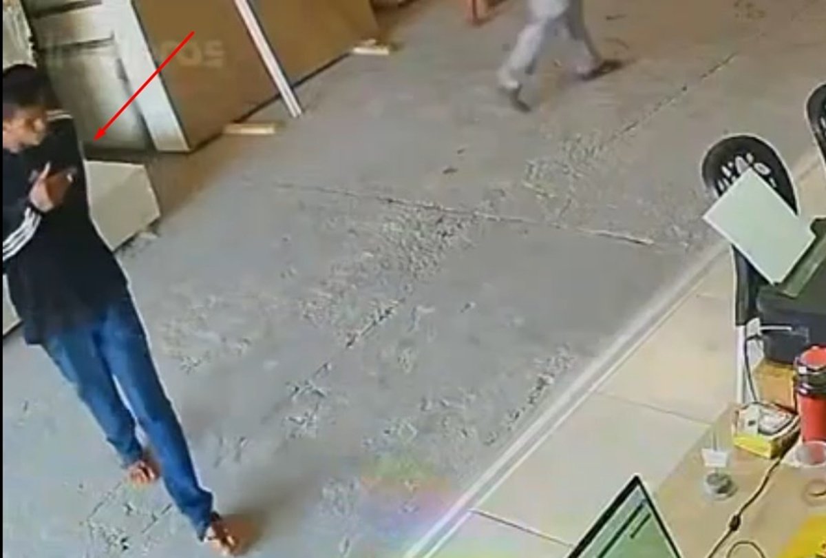 PCDF divulga foto de homem que rendeu funcionários em loja no DF