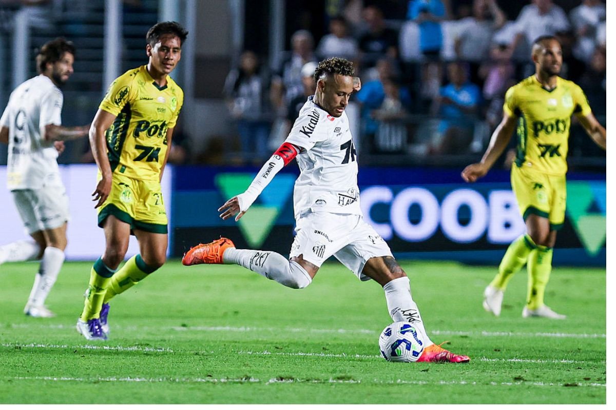 Neymar faz gol, comete pênalti e Santos fica no empate com Mirassol