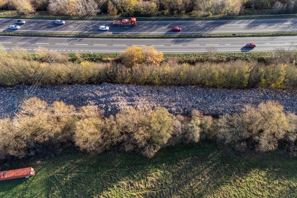 Visível do espaço, montanha de lixo na Inglaterra gera temor. Veja imagens