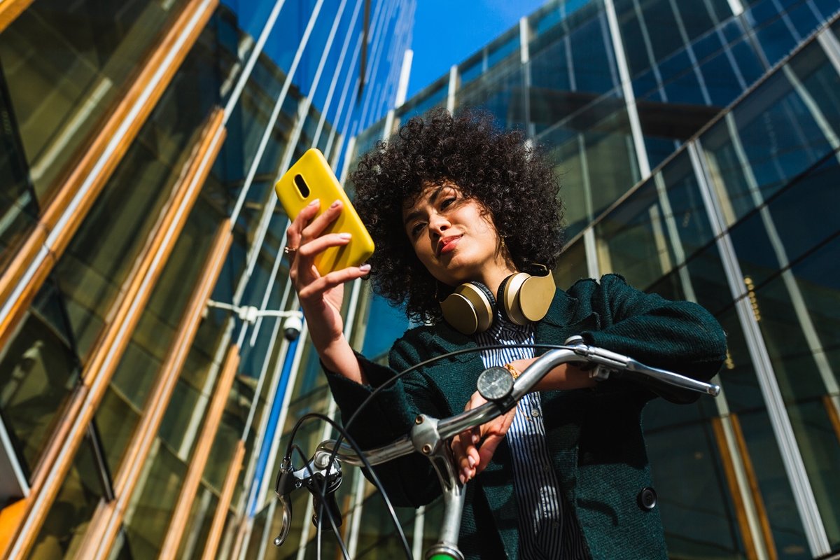 O uso excessivo de telas afeta a saúde da sua pele; entenda