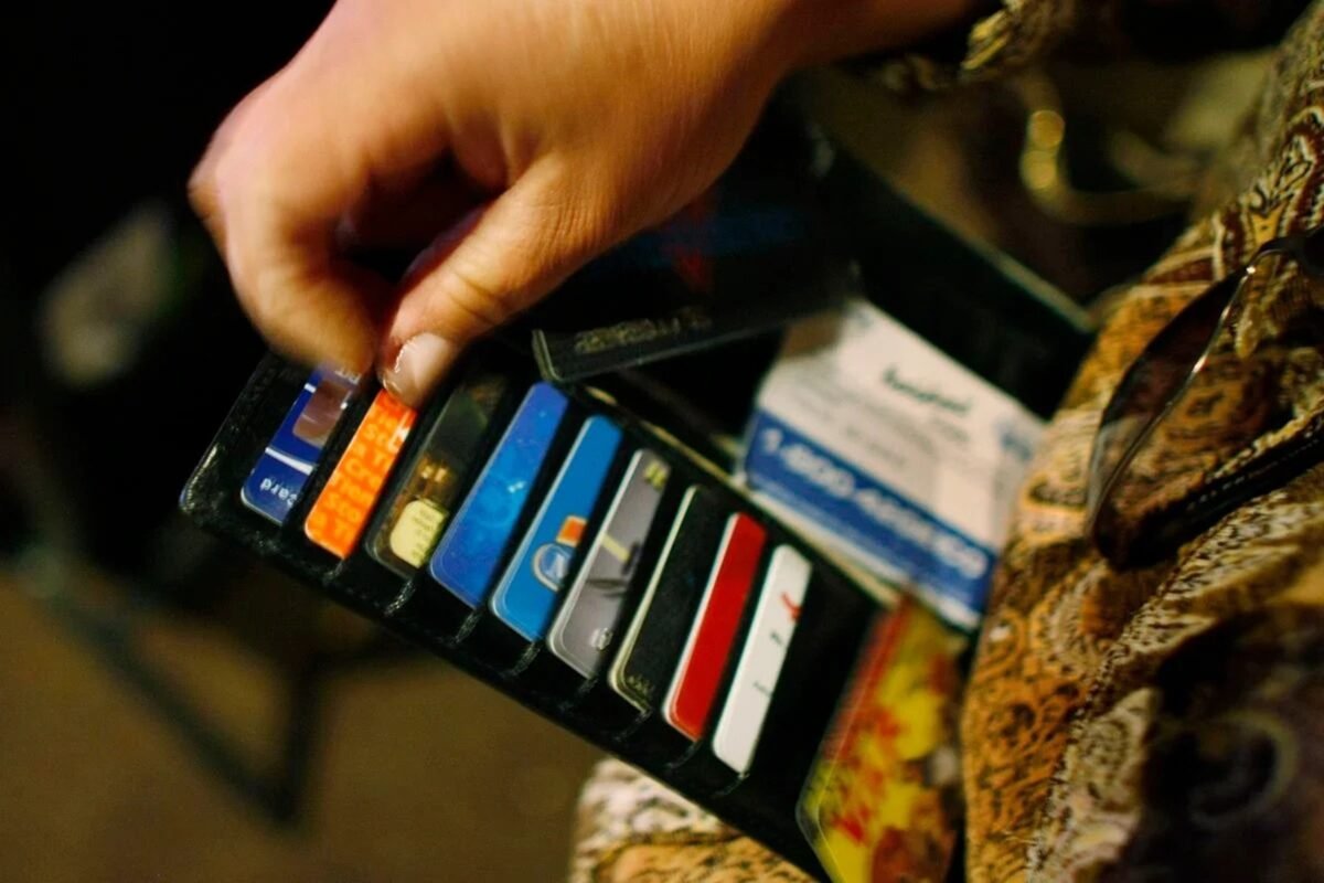 Filha e genro são presos por desviar mais de R$ 100 mil de idoso em GO