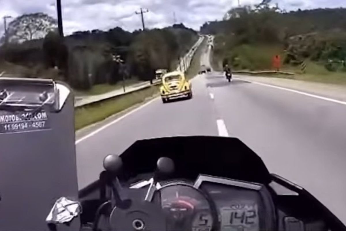 Fuga de Cinema! Fusca Amarelo Furtado Voa a 140km/h em Perseguição Épica em SP