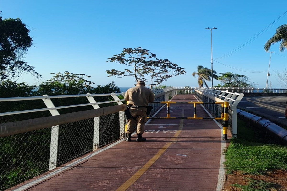 RJ: ressaca com ondas de mais de 2 metros força fechamento de ciclovia