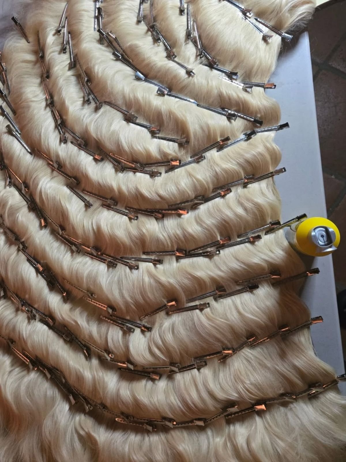 foto com cor. cantora remy bond - metrópoles