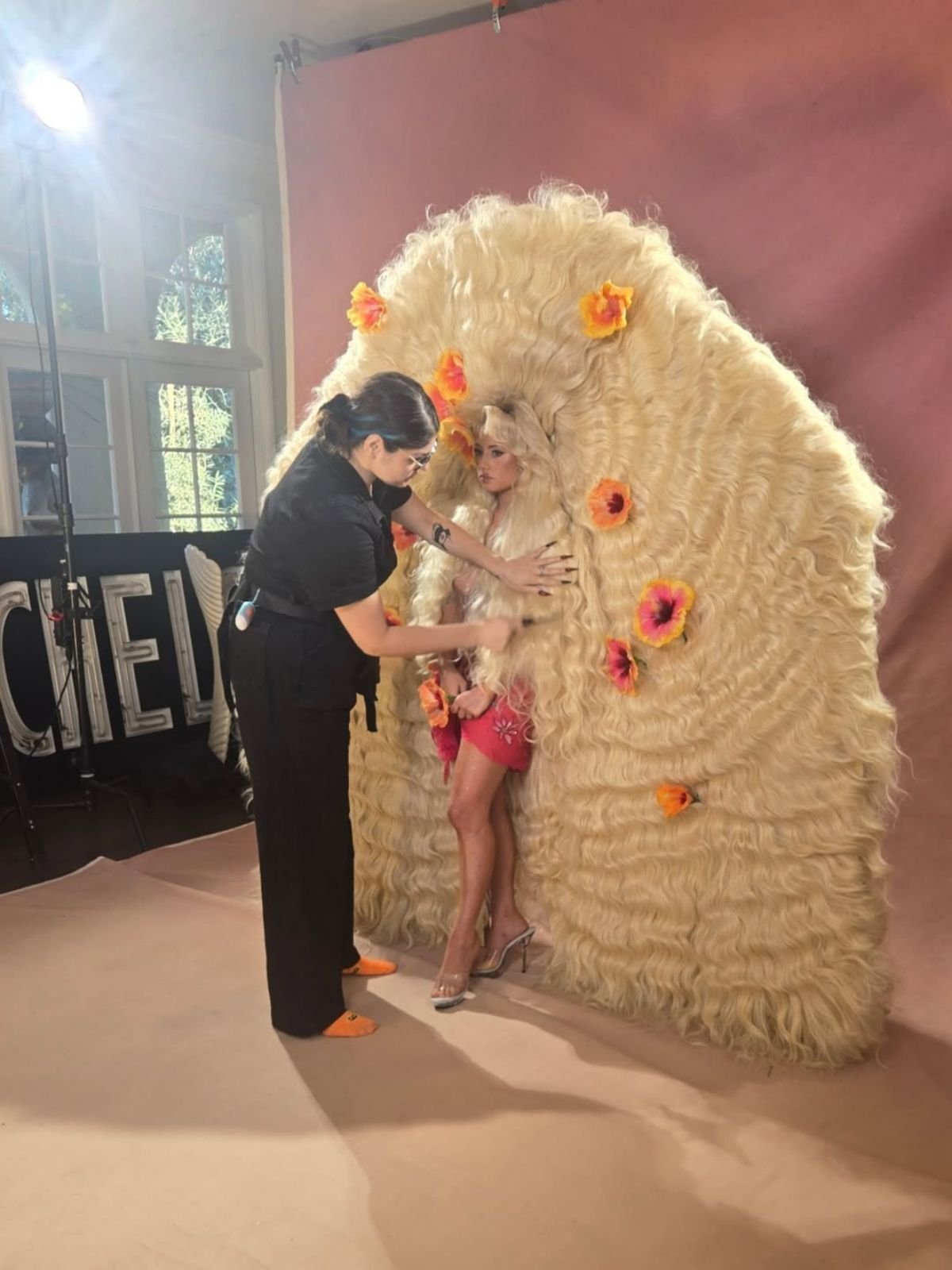 foto com cor. cantora remy bond - metrópoles