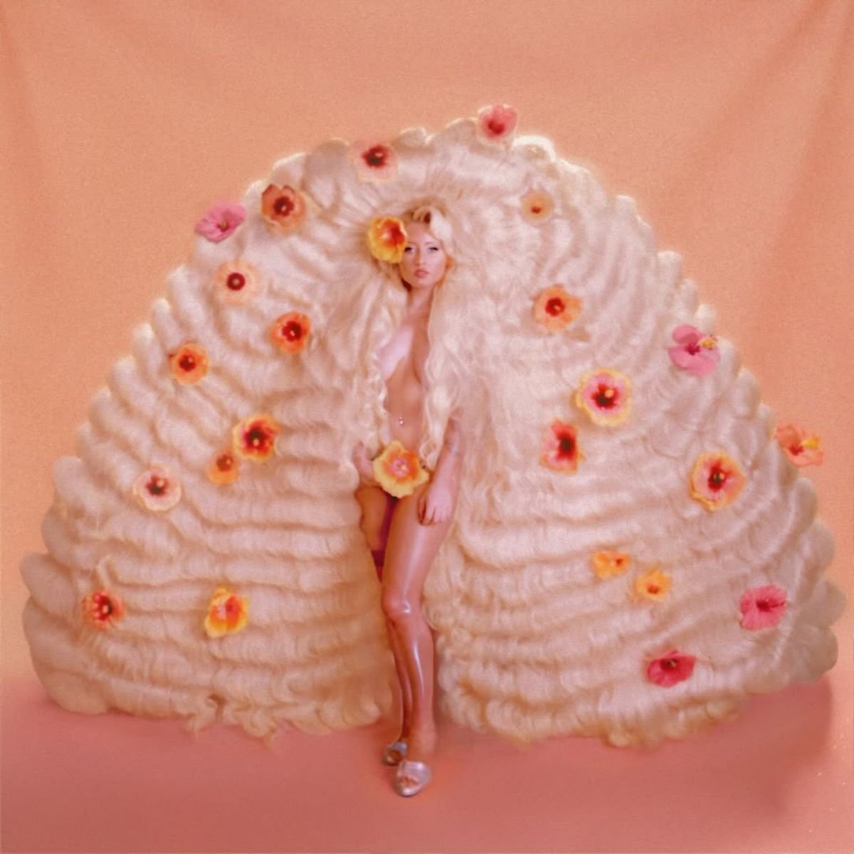 foto com cor. cantora remy bond - metrópoles