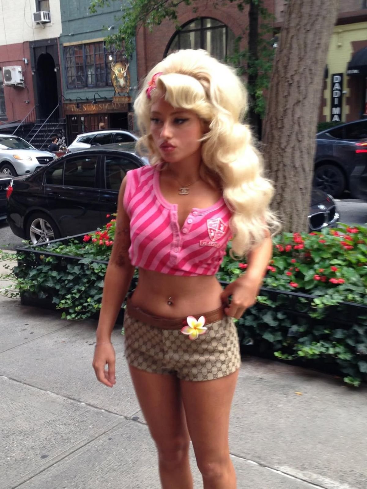 foto com cor. cantora remy bond - metrópoles