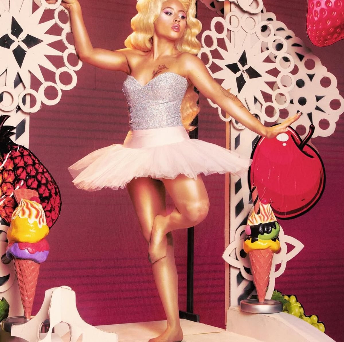 foto com cor. cantora remy bond - metrópoles