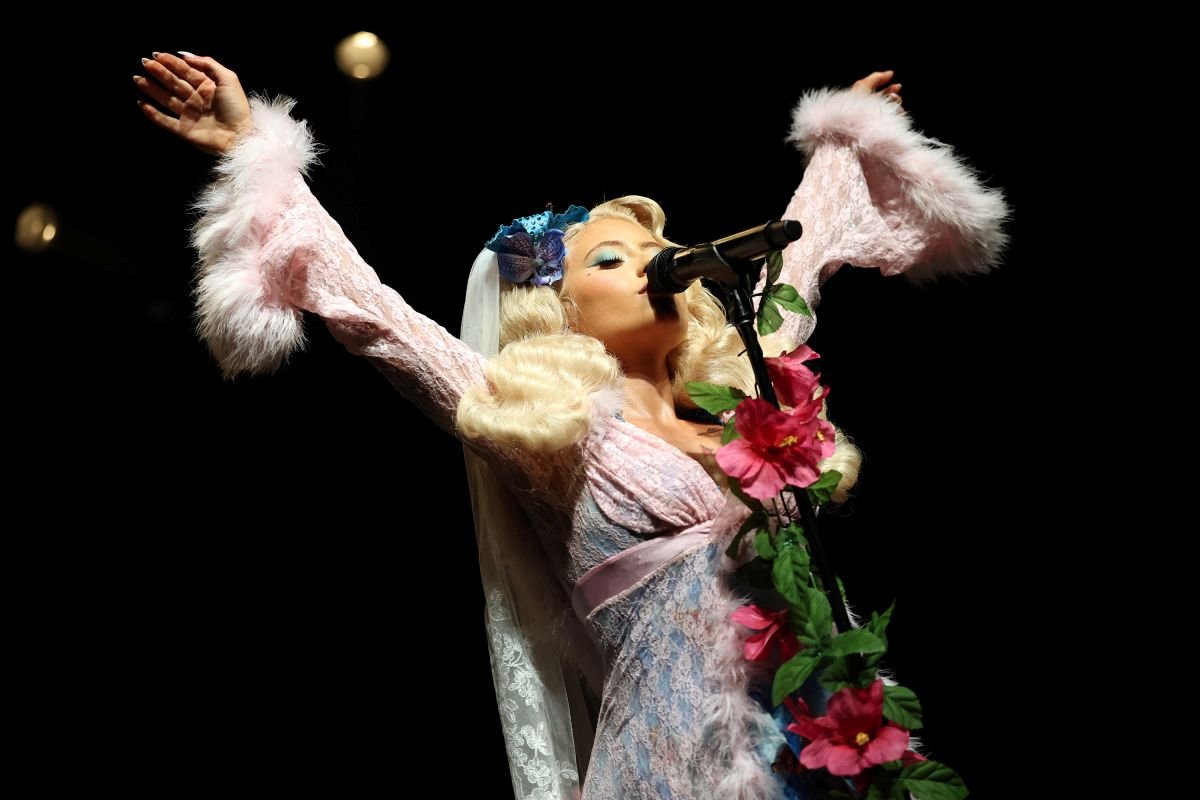 foto com cor. cantora remy bond - metrópoles