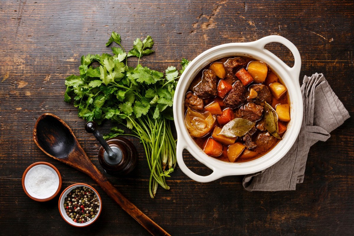 Carne de panela com legumes: aprenda receita que desmancha na boca