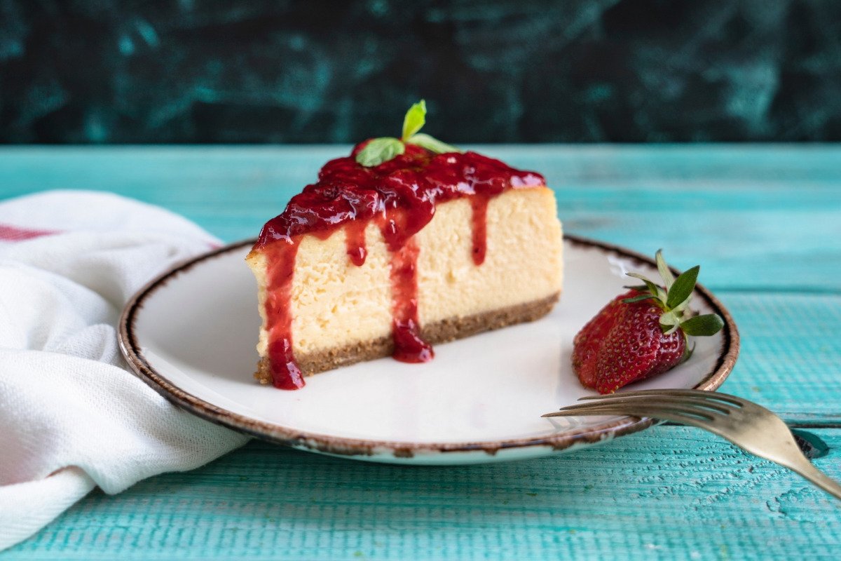 Cheesecake “abrasileirada”: faça uma torta cremosa com calda de frutas