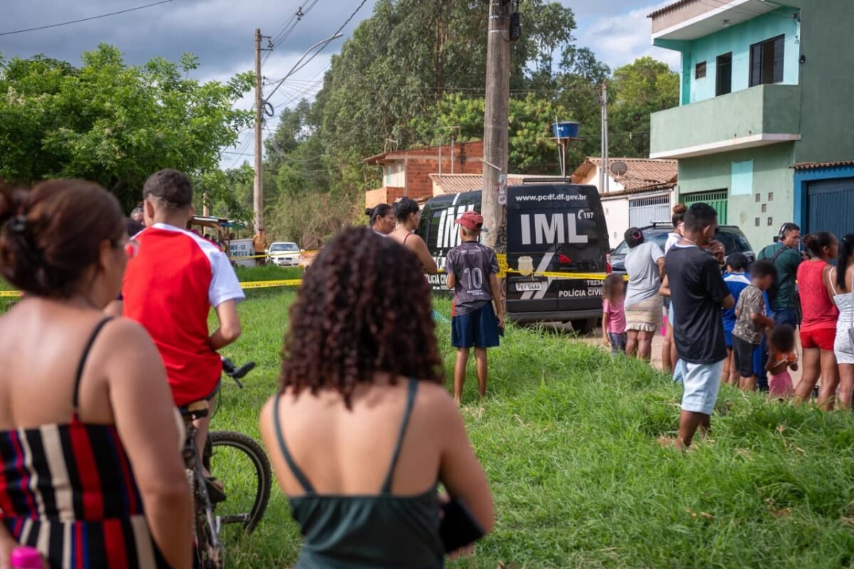 Vizinhos de menina morta por madrasta se desesperam com chegada do IML