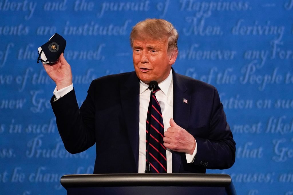 trump mostra mascara durante debate joe baden