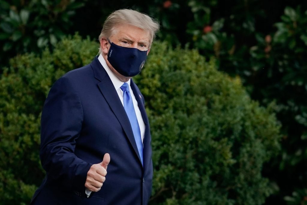 trump usa mascara após testar positivo coronavirus