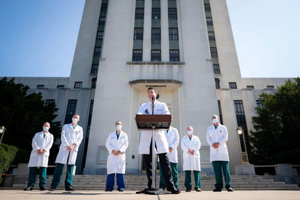 Medicos que cuidam do presidente trump contaminado pelo covid-19 fala com jornalistas
