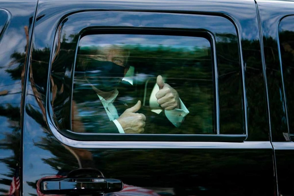 Presidente trump que testou positivo para covid-19sai do hospital e cumprimenta apoiadores pela rua