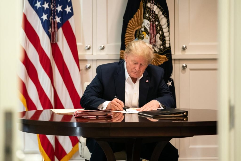 Presidente trump despachando do escritório no hospital para tramento de covid-19