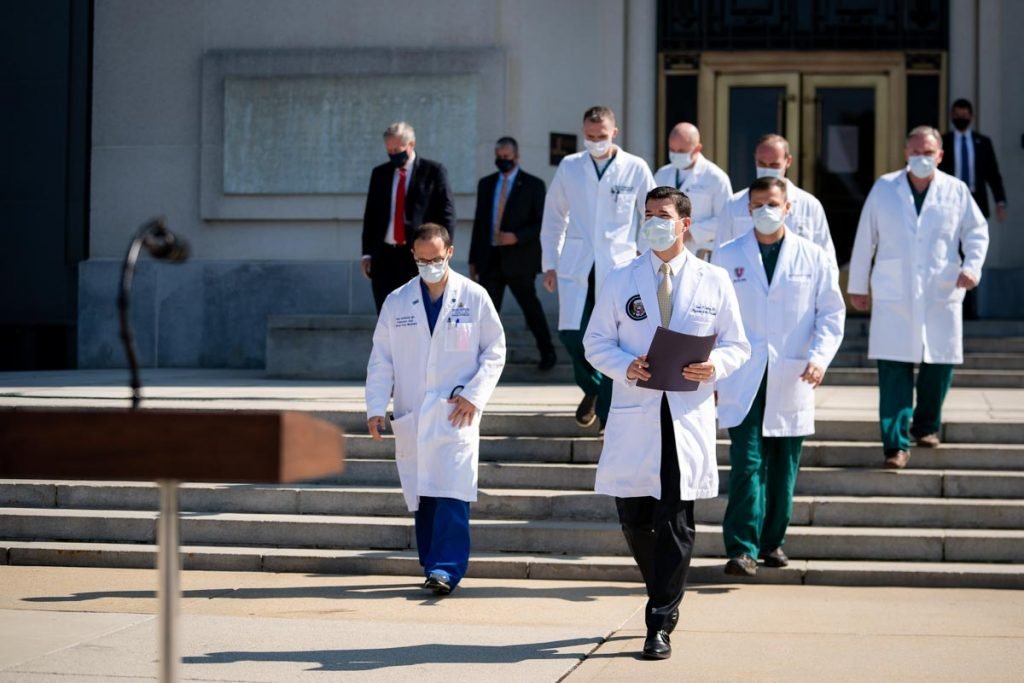 Medicos que cuidam do presidente trump contaminado pelo covid-19 fala com jornalistas