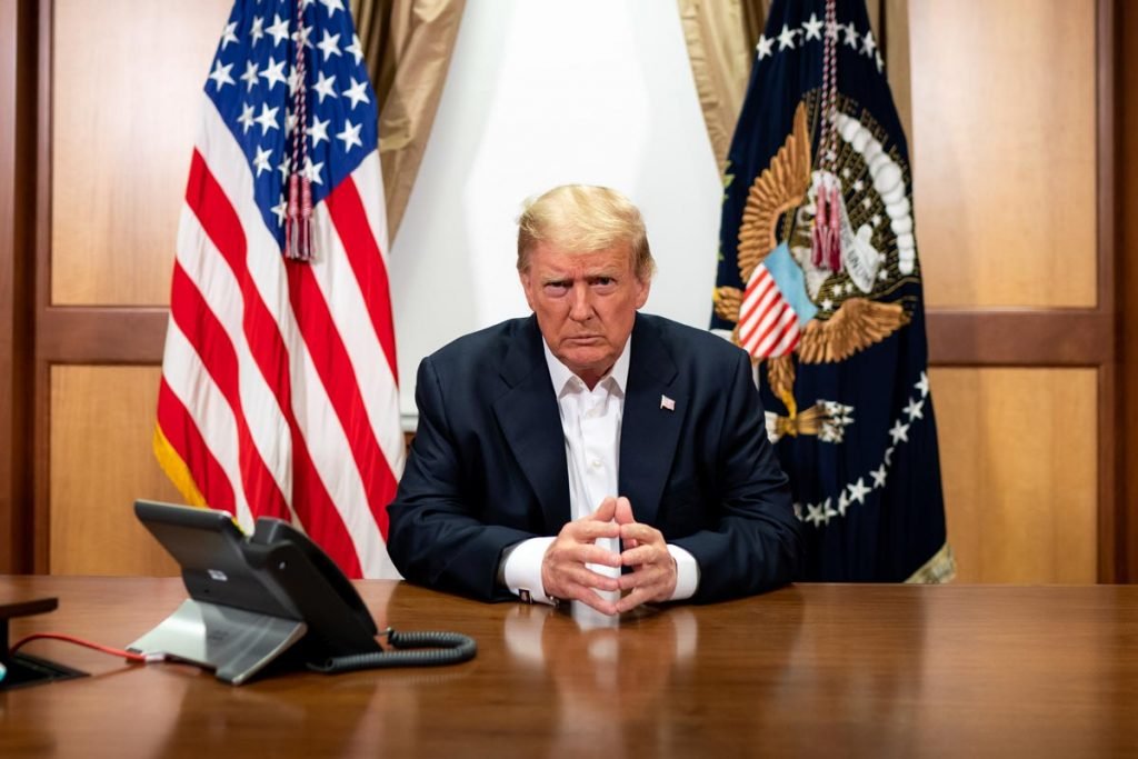 Presidente trump despachando do escritório no hospital para tramento de covid-19