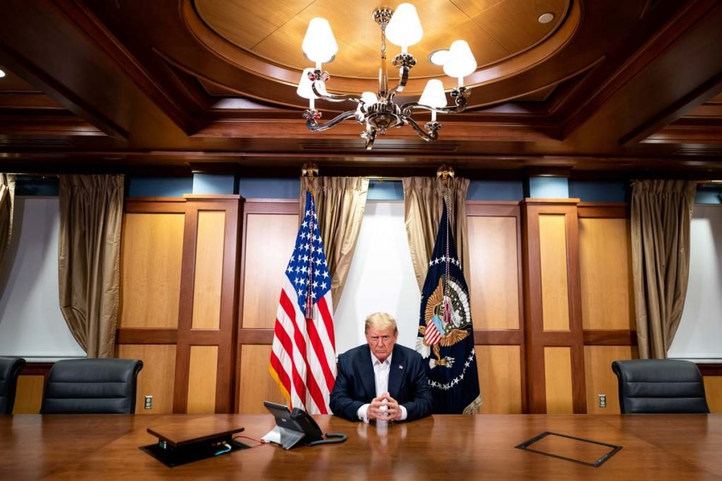 Presidente trump despachando do escritório no hospital para tramento de covid-19