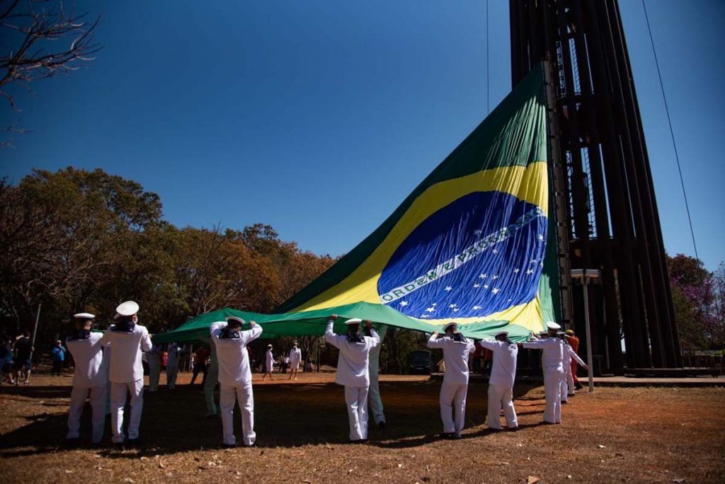 Troca Da Bandeira Reúne Cerca De 60 Pessoas Em Celebração No DF ...