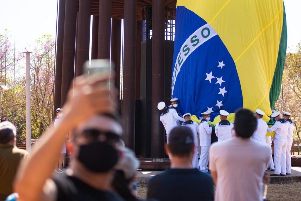 Troca Da Bandeira Re Ne Cerca De Pessoas Em Celebra O No Df Metr Poles