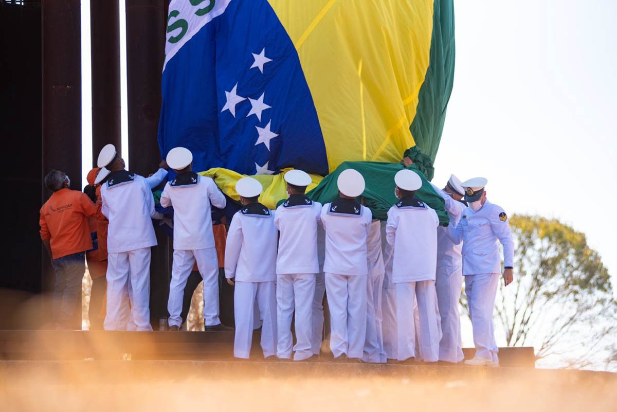 Troca Da Bandeira Reúne Cerca De 60 Pessoas Em Celebração No DF ...