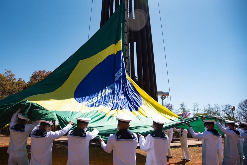 Troca Da Bandeira Re Ne Cerca De Pessoas Em Celebra O No Df Metr Poles