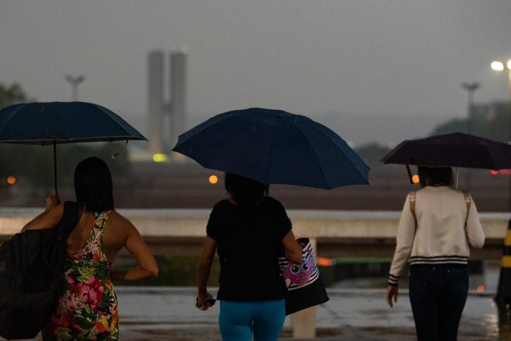 primeira chuva após um longo período de seca em brasíliaåç