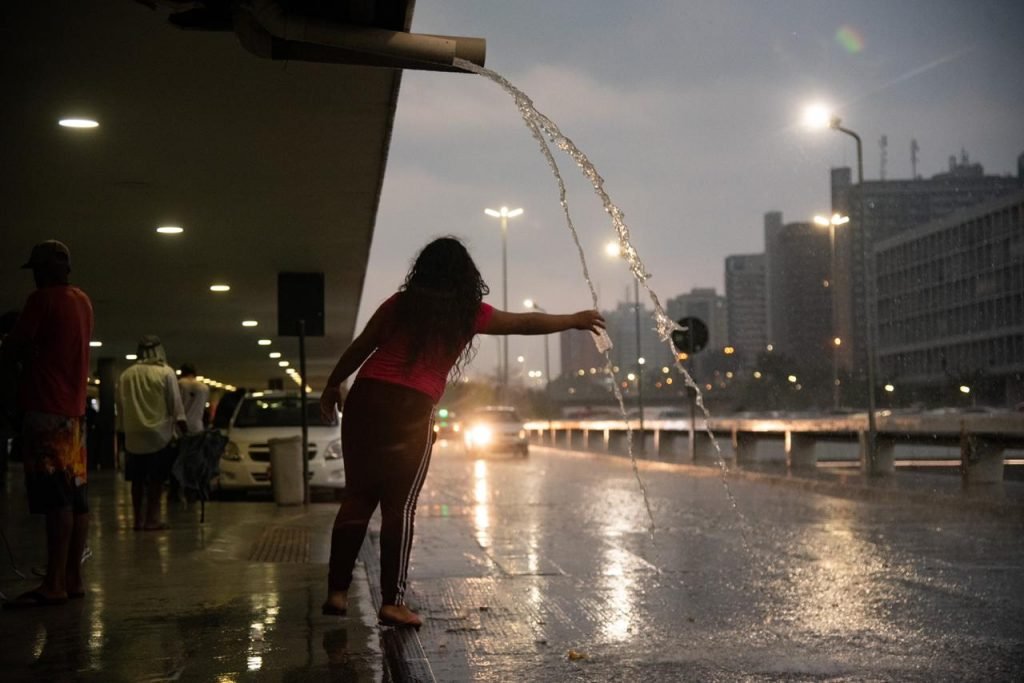 primeira chuva após um longo período de seca em brasíliaåç