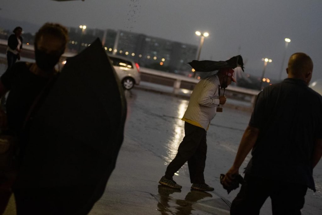 primeira chuva após um longo período de seca em brasíliaåç