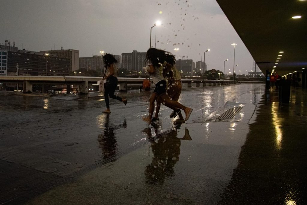 primeira chuva após um longo período de seca em brasíliaåç