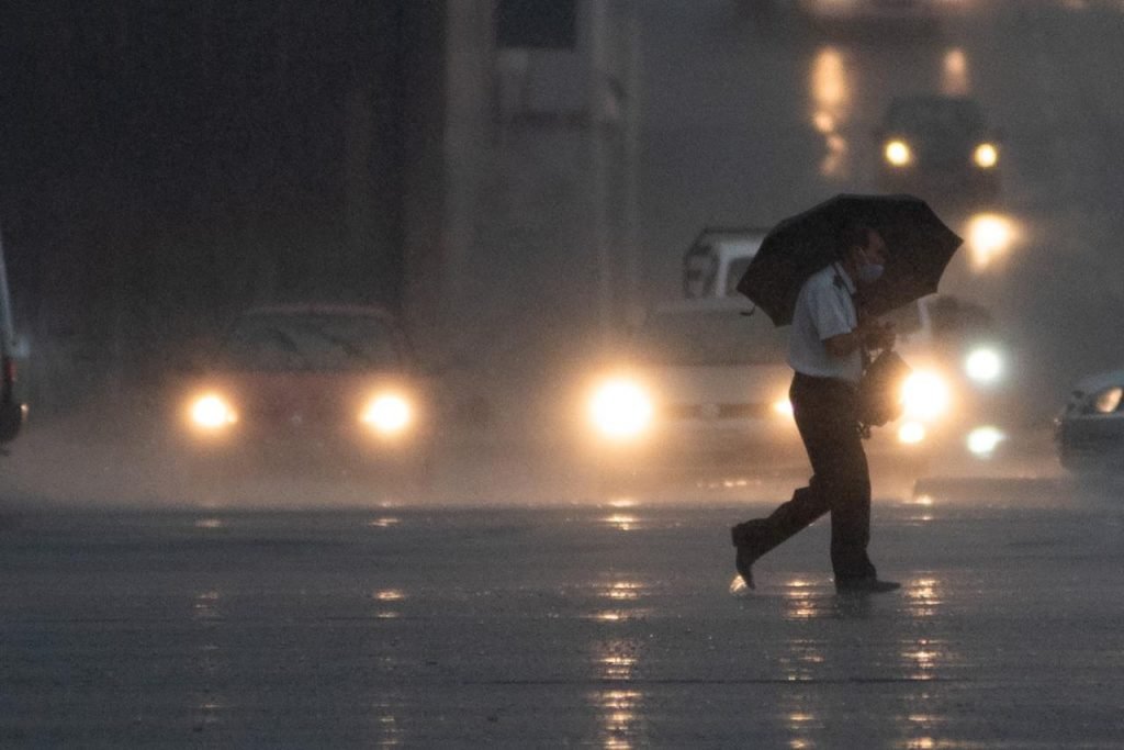 primeira chuva após um longo período de seca em brasíliaåç