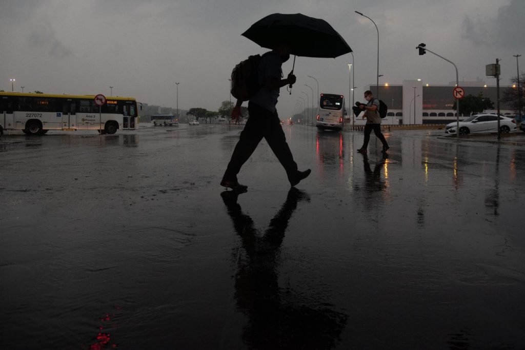 primeira chuva após um longo período de seca em brasília