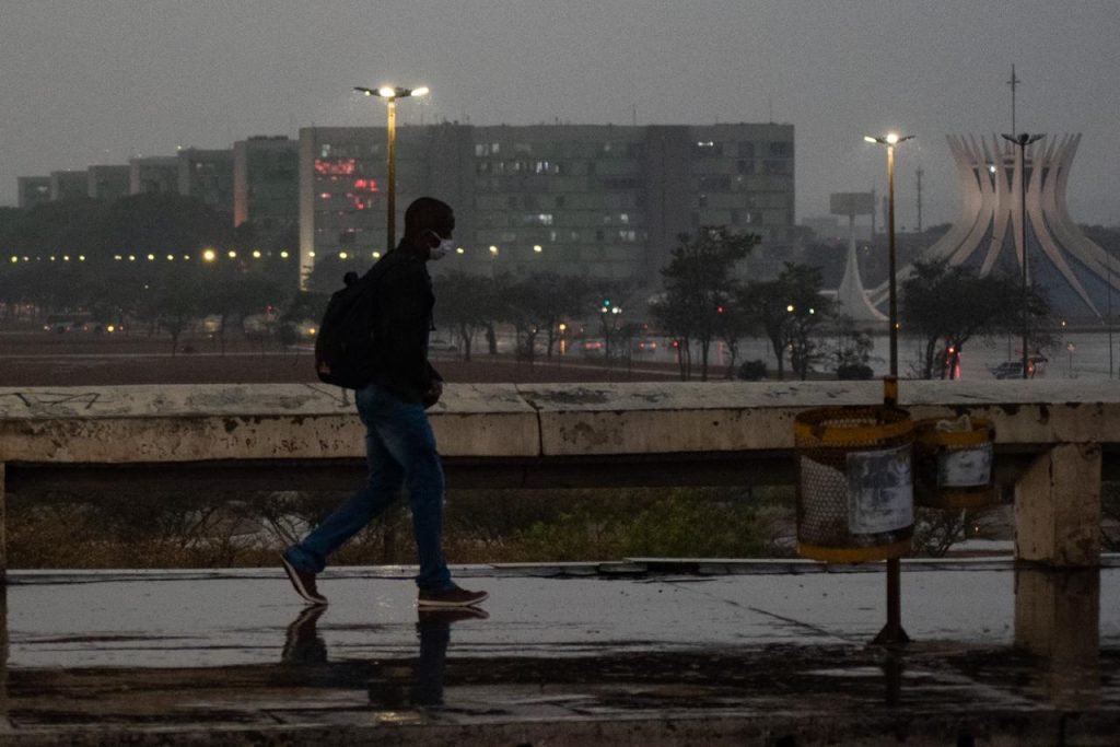 primeira chuva após um longo período de seca em brasília