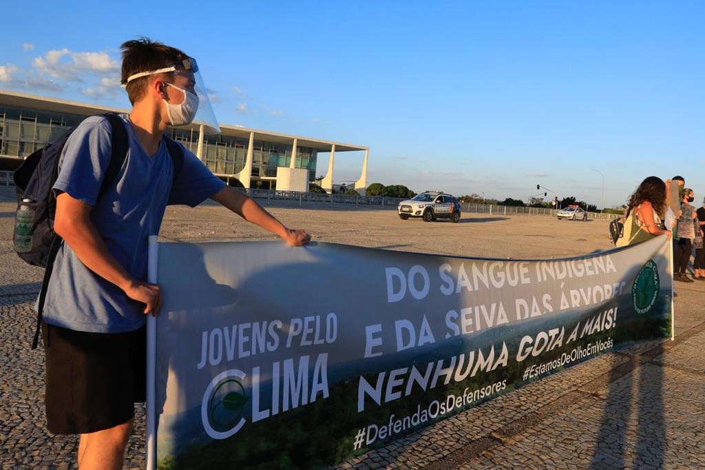 Ambientalistas e profissionais ligados ao meio ambiente fazem ato na Praça dos Três Poderes