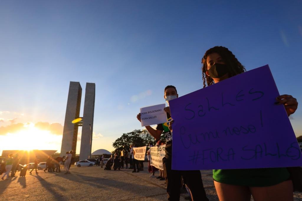 Ambientalistas e profissionais ligados ao meio ambiente fazem ato na Praça dos Três Poderes
