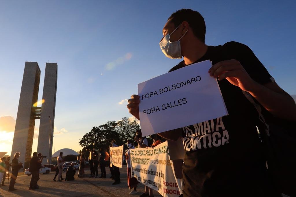 Ambientalistas e profissionais ligados ao meio ambiente fazem ato na Praça dos Três Poderes