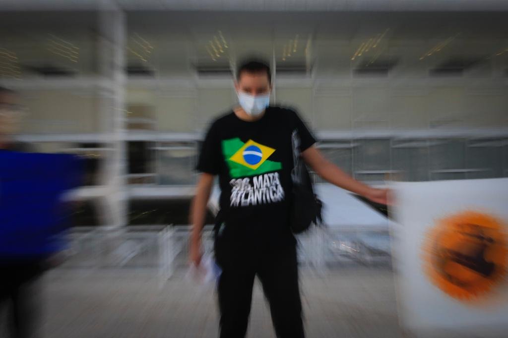 Ambientalistas e profissionais ligados ao meio ambiente fazem ato na Praça dos Três Poderes