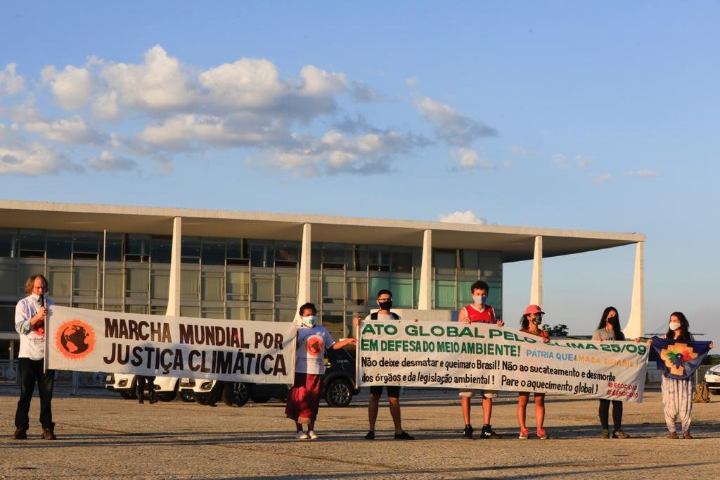 Ambientalistas e profissionais ligados ao meio ambiente fazem ato na Praça dos Três Poderes