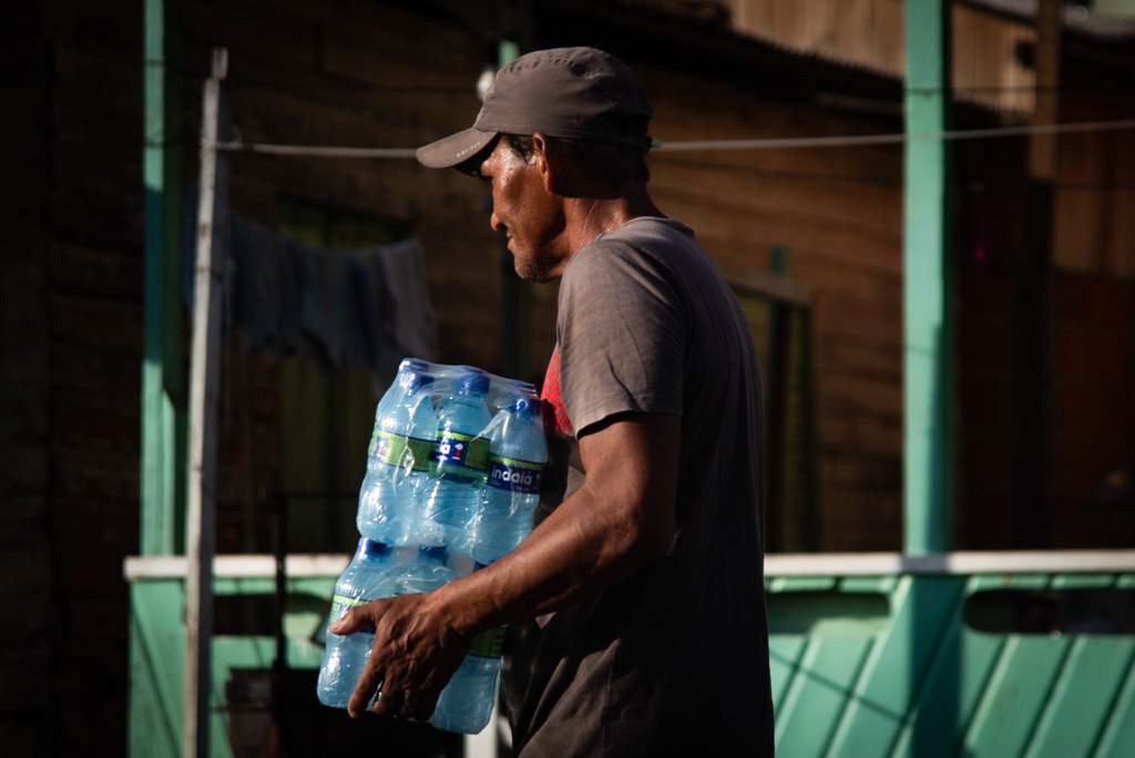 André Luís Gonçalves da Costa recebe ajuda de agua durante o periodo de falta de energia no estado do amapá2