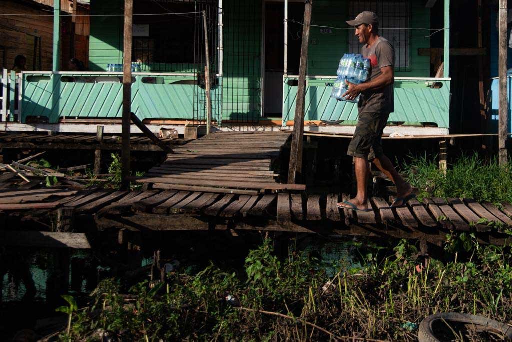 André Luís Gonçalves da Costa recebe ajuda de agua durante o periodo de falta de energia no estado do amapá2