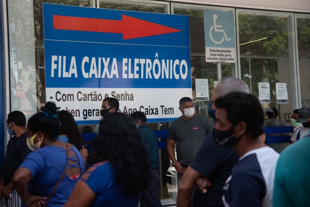Agências bancárias retomam serviços e têm filas enormes após apagão no Amapá1